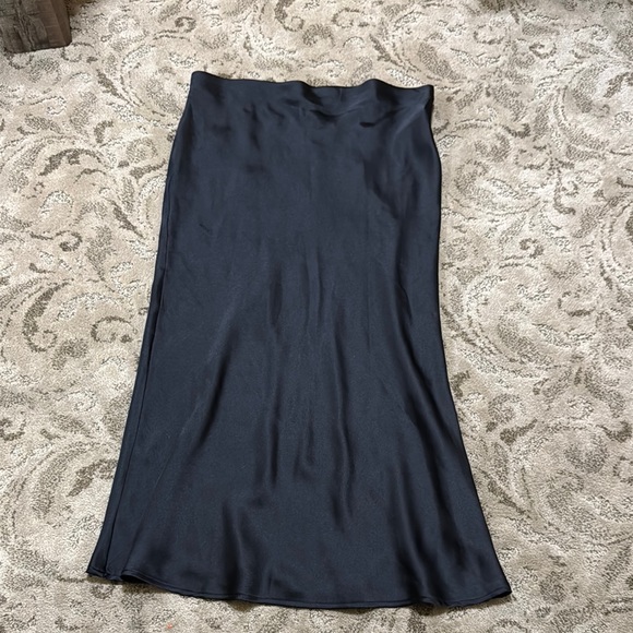Elegant Black Women's Skirt - Picture 1 of 4